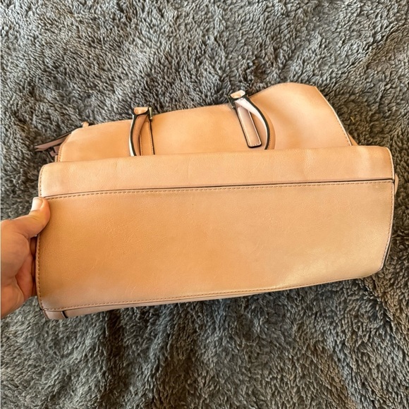 GUESS Tote Stye Handbag - Picture 5 of 16